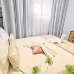Kyd Vila - Studiouri Si Apartamente La 100M De Plaja Debarcader Casa de hóspedes Eforie Nord