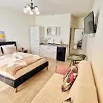 Kyd Vila - Studiouri Si Apartamente La 100M De Plaja Debarcader Casa de hóspedes