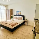 Kyd Vila - Studiouri Si Apartamente La 100M De Plaja Debarcader Casa de hóspedes