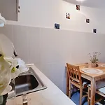 Kyd Vila - Studiouri Si Apartamente La 100M De Plaja Debarcader Casa de hóspedes Eforie Nord