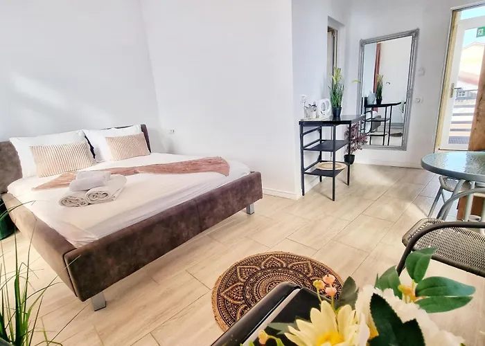 Kyd House Studiouri Si La 100 De M De Plaja Debarcader Pensiune