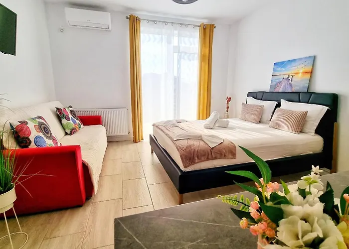 Pensiune Kyd House Studiouri Si La 100 De M De Plaja Debarcader Eforie Nord