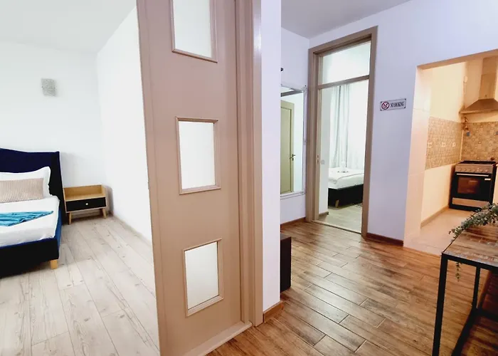 Pensiune Kyd House Studiouri Si La 100 De M De Plaja Debarcader Eforie Nord