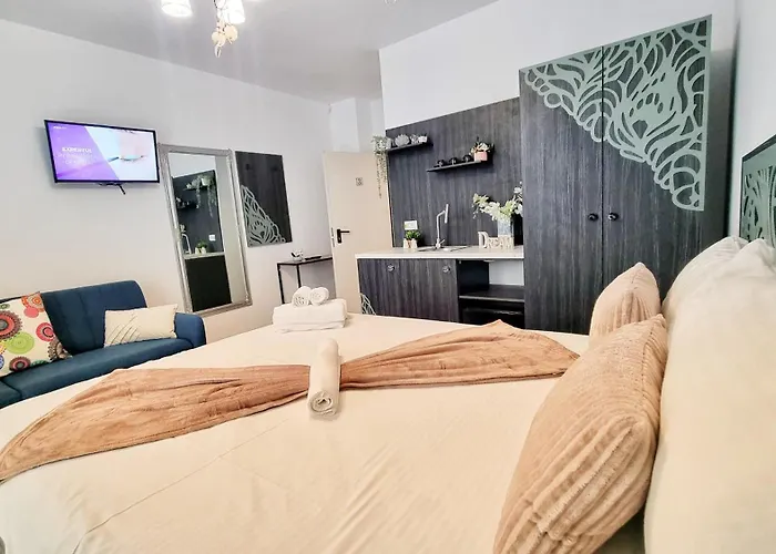 Kyd House Studiouri Si La 100 De M De Plaja Debarcader Pensiune Eforie Nord