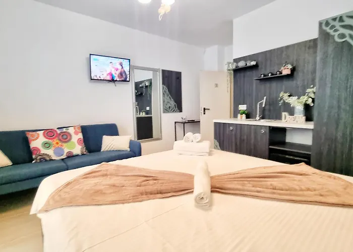 Pensiune Kyd House Studiouri Si La 100 De M De Plaja Debarcader Eforie Nord