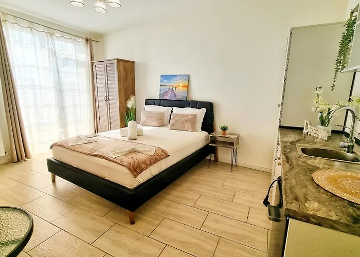 Kyd House Studiouri Si La 100 De M De Plaja Debarcader Pensiune