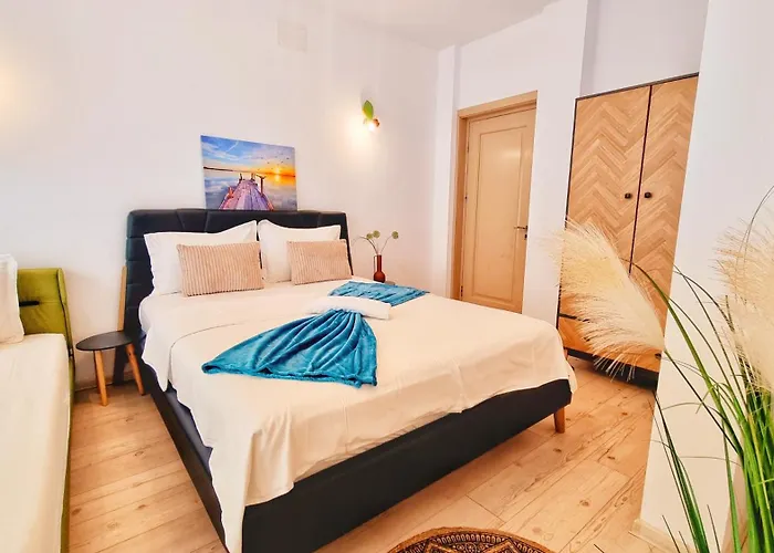 Kyd House Studiouri Si La 100 De M De Plaja Debarcader Pensiune 3*