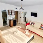 Kyd Vila - Studiouri Si Apartamente La 100M De Plaja Debarcader 3* Eforie Nord