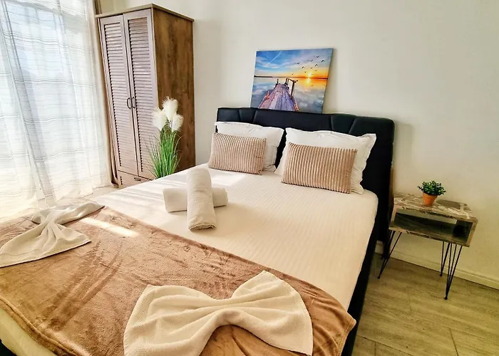 Kyd House Studiouri Si La 100 De M De Plaja Debarcader Vendégház