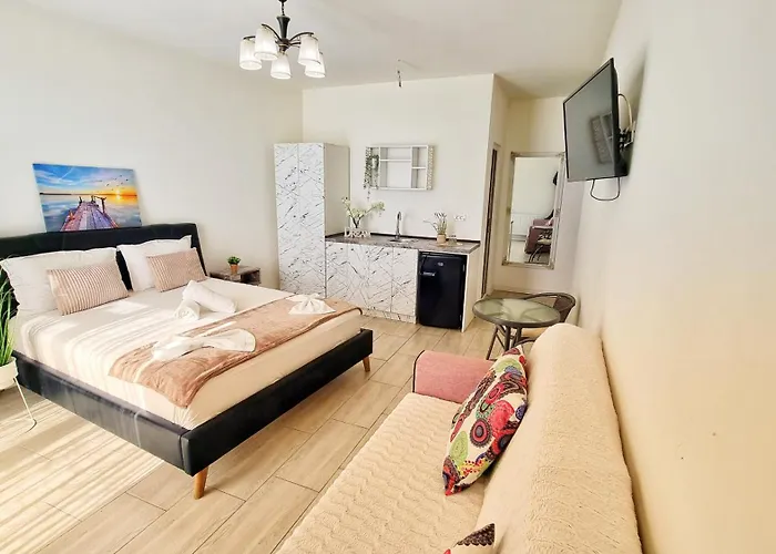 Kyd House Studiouri Si La 100 De M De Plaja Debarcader Vendégház